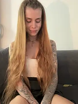Snapshot of EmiliaCatalina chatting on July 18, 7:22 pm EmiliaCatalina online show from July 18, 7:22 pm