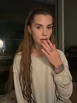 Snapshot of EmiliaCatalina chatting on February 22, 12:57 am EmiliaCatalina online show from February 22, 12:57 am