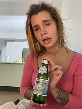 EmiliaCatalina online show from November 8, 5:05 pm