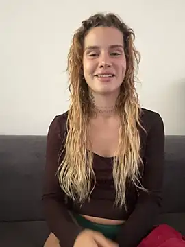 Snapshot of EmiliaCatalina chatting on February 10, 7:24 pm EmiliaCatalina online show from February 10, 7:24 pm