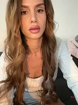 Snapshot of EmiliaCatalina chatting on July 9, 9:14 pm EmiliaCatalina online show from July 9, 9:14 pm