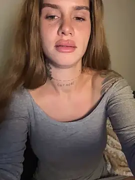 EmiliaCatalina online show from April 6, 11:50 pm