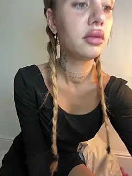 EmiliaCatalina online show from November 16, 8:35 pm