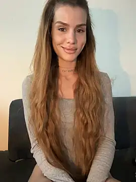 Snapshot of EmiliaCatalina chatting on July 4, 8:35 pm EmiliaCatalina online show from July 4, 8:35 pm