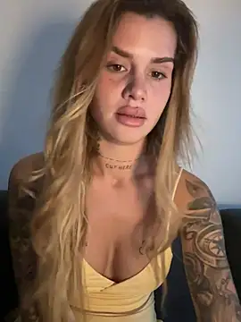 Snapshot of EmiliaCatalina chatting on January 16, 10:03 pm EmiliaCatalina online show from January 16, 10:03 pm