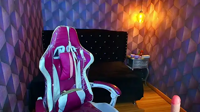 LiaHarryis online show from April 18, 7:07 pm