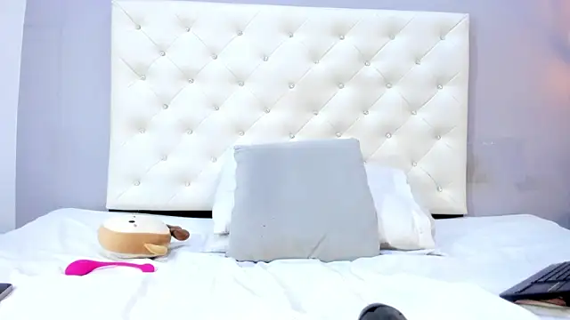 NICOLSKINNY1 online show from May 23, 8:52 pm