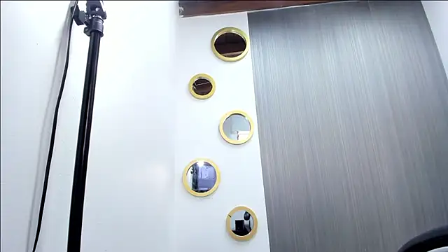 NICOLSKINNY1 online show from December 18, 7:50 pm