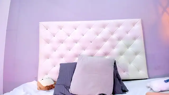 NICOLSKINNY1 online show from March 8, 2:04 am