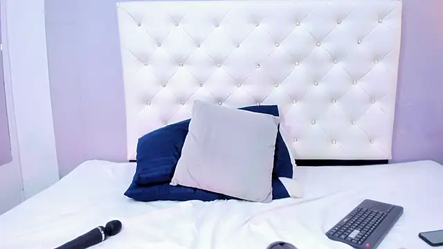 Snapshot of NICOLSKINNY1 chatting on October 24, 9:25 pm NICOLSKINNY1 online show from October 24, 9:25 pm