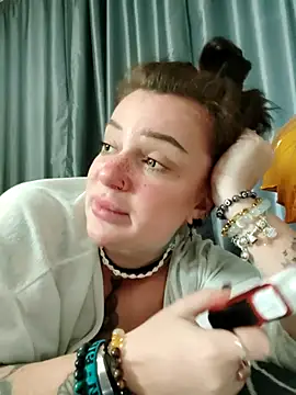 Snapshot of EllieOz chatting on November 19, 12:05 pm EllieOz online show from November 19, 12:05 pm