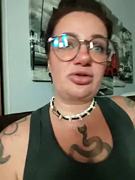 Snapshot of EllieOz chatting on October 7, 3:46 pm EllieOz online show from October 7, 3:46 pm