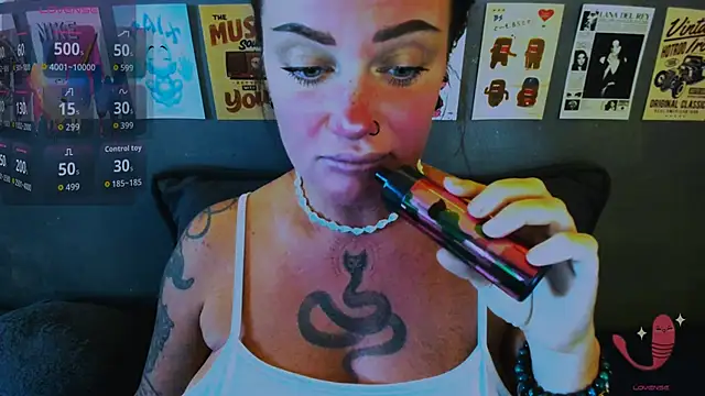 EllieOz online show from April 22, 1:51 pm