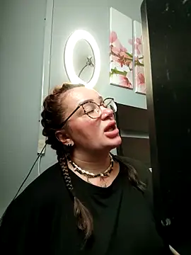 Snapshot of EllieOz chatting on September 17, 8:16 am EllieOz online show from September 17, 8:16 am