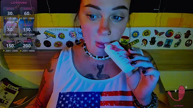 Snapshot of EllieOz chatting on November 6, 5:39 pm EllieOz online show from November 6, 5:39 pm