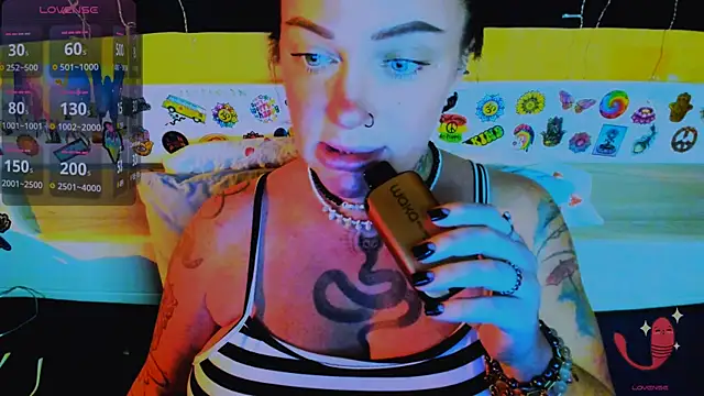 Snapshot of EllieOz chatting on December 4, 4:39 pm EllieOz online show from December 4, 4:39 pm