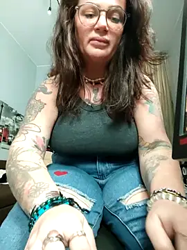 Snapshot of EllieOz chatting on October 6, 4:08 pm EllieOz online show from October 6, 4:08 pm