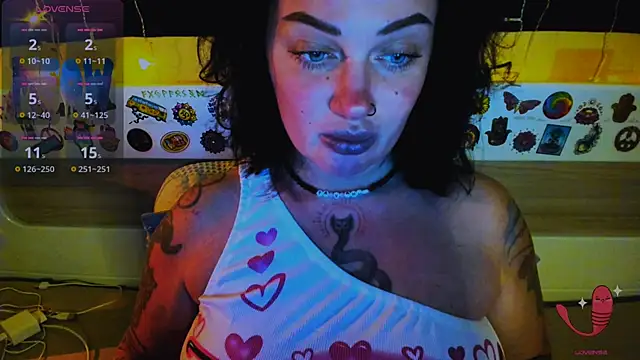 EllieOz online show from December 17, 3:39 pm