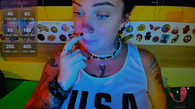 Snapshot of EllieOz chatting on October 22, 5:45 pm EllieOz online show from October 22, 5:45 pm