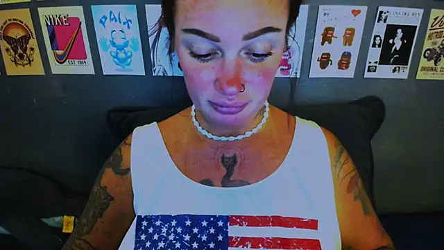 EllieOz online show from April 13, 4:55 pm
