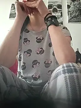 LauraBaby online show from April 10, 1:40 pm