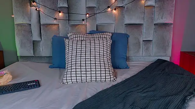 nahomi campbell online show from February 4, 7:42 pm