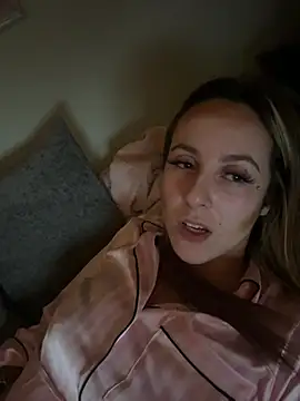 Snapshot of Miss_emilee chatting on December 17, 11:38 pm Miss emilee online show from December 17, 11:38 pm