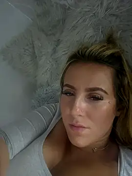 Snapshot of Miss_emilee chatting on September 18, 8:23 pm Miss emilee online show from September 18, 8:23 pm