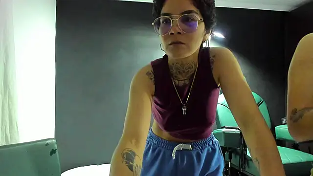 Snapshot of anaroman01 chatting on November 7, 1:32 am anaroman01 online show from November 7, 1:32 am