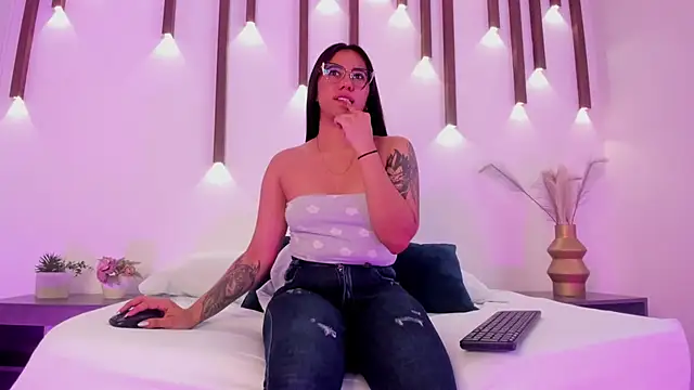 Snapshot of majo_rosse_ chatting on February 19, 7:33 pm majo rosse online show from February 19, 7:33 pm