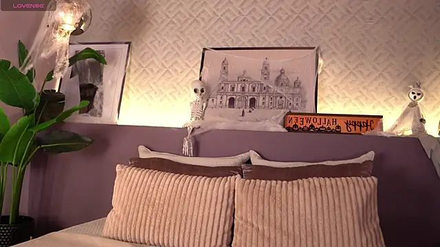 ElleDiane online show from October 30, 10:39 pm