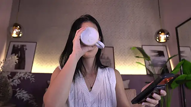 ElleDiane online show from May 7, 9:40 pm