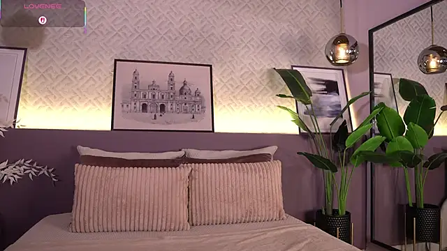 ElleDiane online show from April 1, 10:39 pm