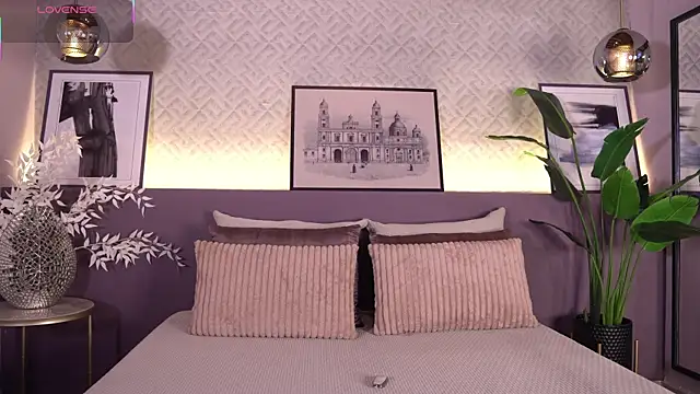 ElleDiane online show from April 2, 11:11 pm