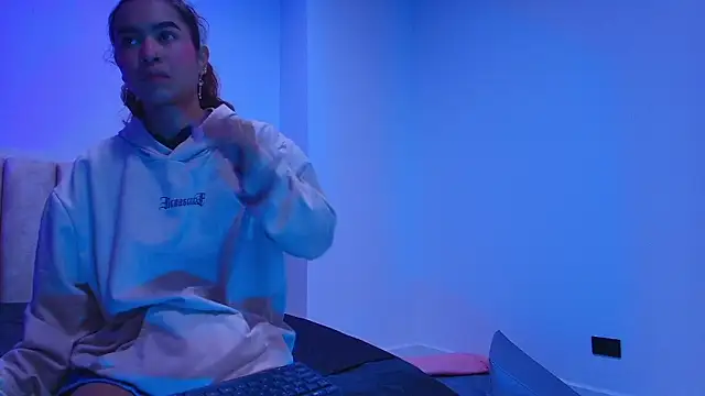 arl chloee online show from February 9, 3:04 am