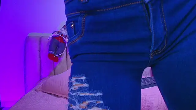 arl chloee online show from December 17, 3:11 am