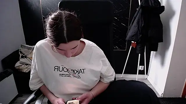 littleviki7 online show from November 24, 11:21 am