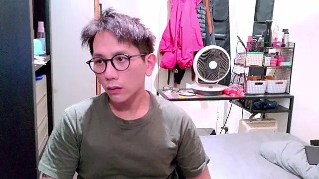 UndreamtM online show from February 25, 4:29 pm