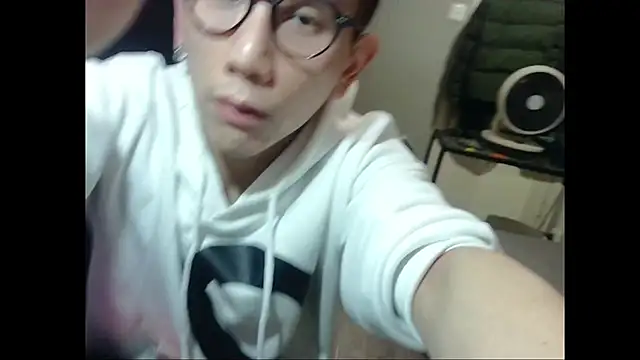 UndreamtM online show from February 4, 3:18 pm