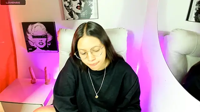 SamanthaRoldaan online show from April 9, 3:07 pm