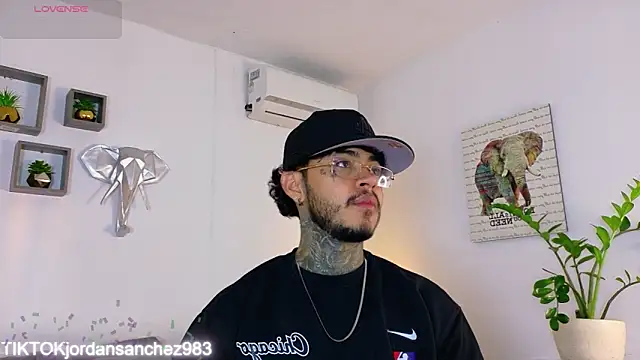 JordanSmiith  online show from February 4, 9:21 pm