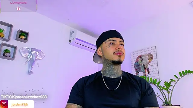 JordanSmiith  online show from May 29, 9:10 pm