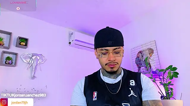 JordanSmiith  online show from April 30, 8:38 pm
