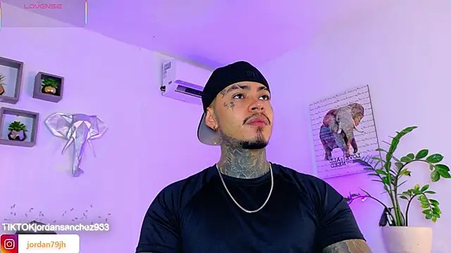 JordanSmiith  online show from April 27, 8:29 pm