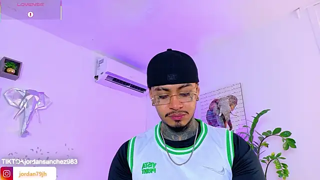 JordanSmiith  online show from April 28, 8:46 pm