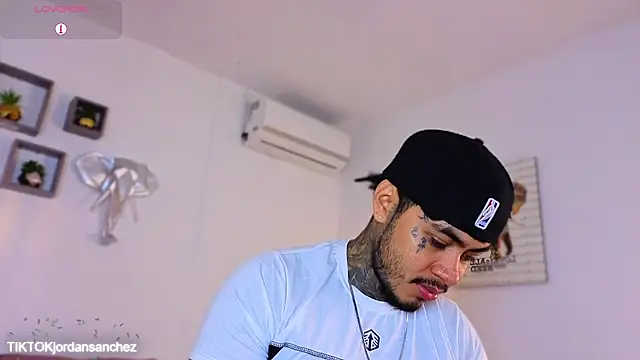 JordanSmiith  online show from January 11, 4:25 pm