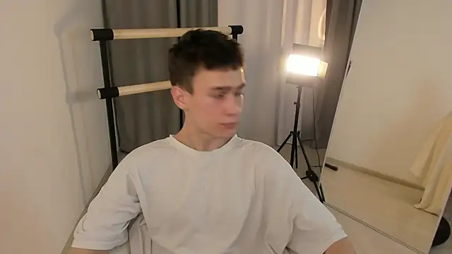 Snapshot of Kevin_Kesi chatting on November 17, 4:33 pm Kevin Kesi online show from November 17, 4:33 pm