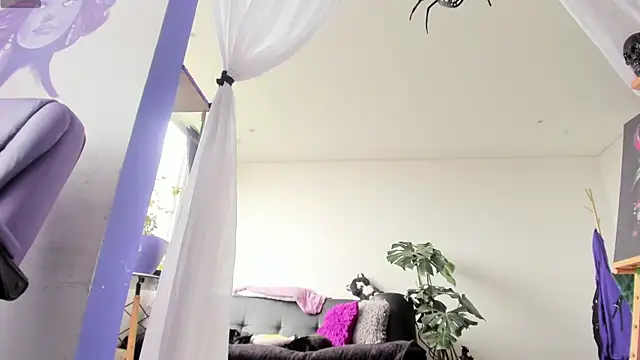 Snapshot of witchviolet chatting on October 16, 4:37 pm witchviolet online show from October 16, 4:37 pm