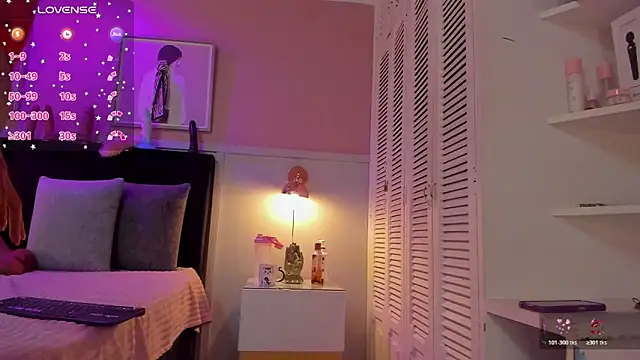 chloe watson  online show from October 24, 7:57 pm