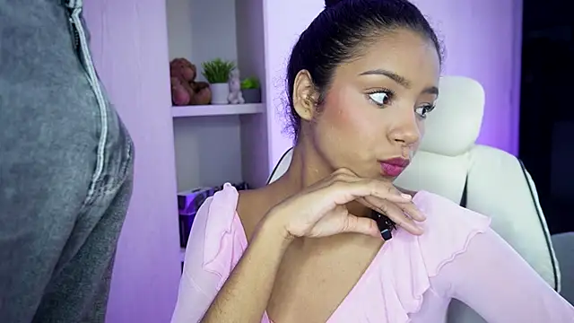 Snapshot of forever__young chatting on November 17, 6:50 am forever young online show from November 17, 6:50 am